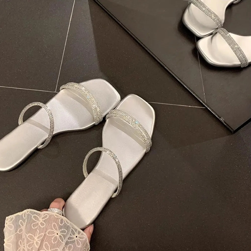 Lo stesso stile di Su Yinyin ~ Stella argentata Broken Sparkle Pantofole piatte estive con punta quadrata e cinturino in strass