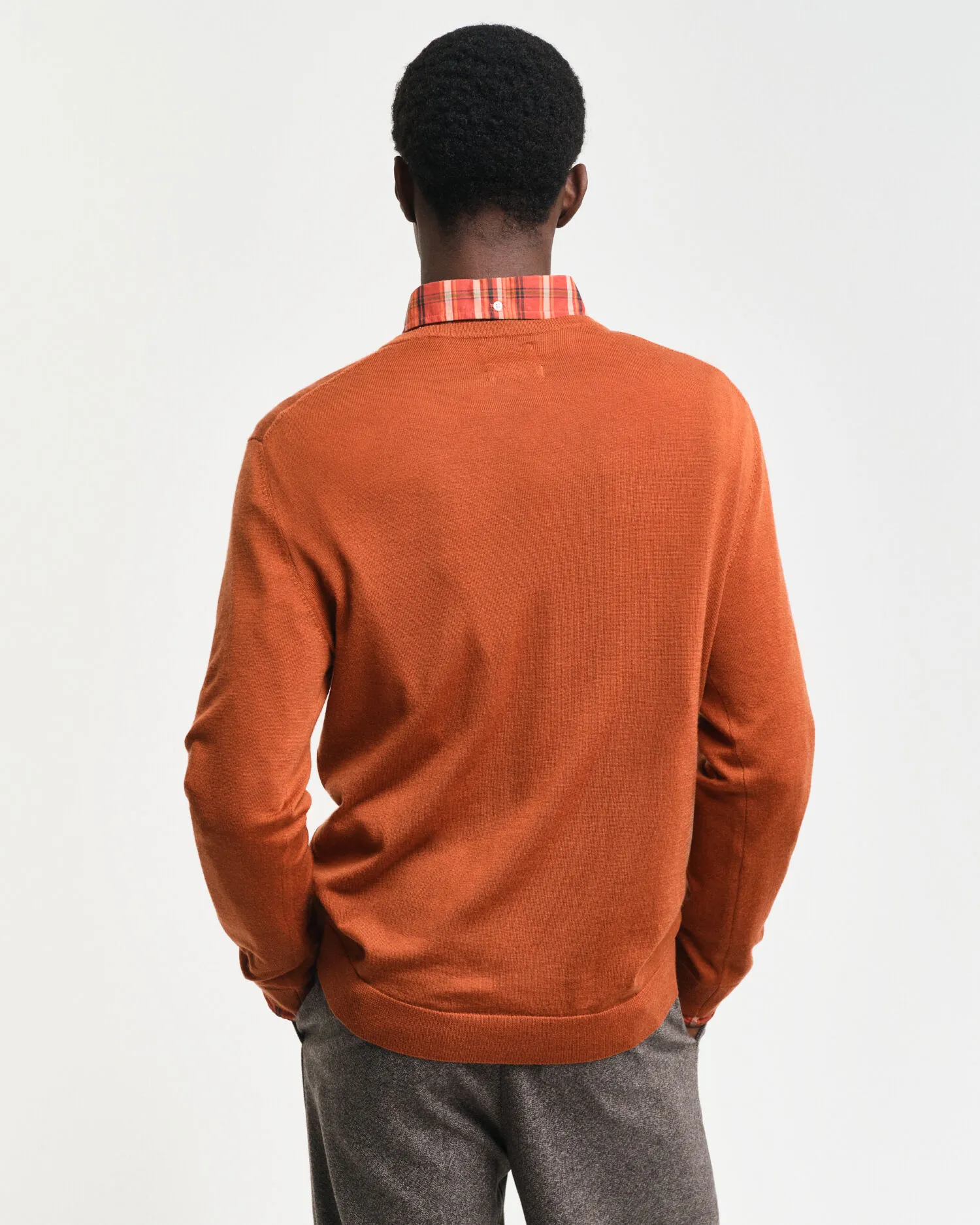 Maglia con scollo a V in finissima lana merino    